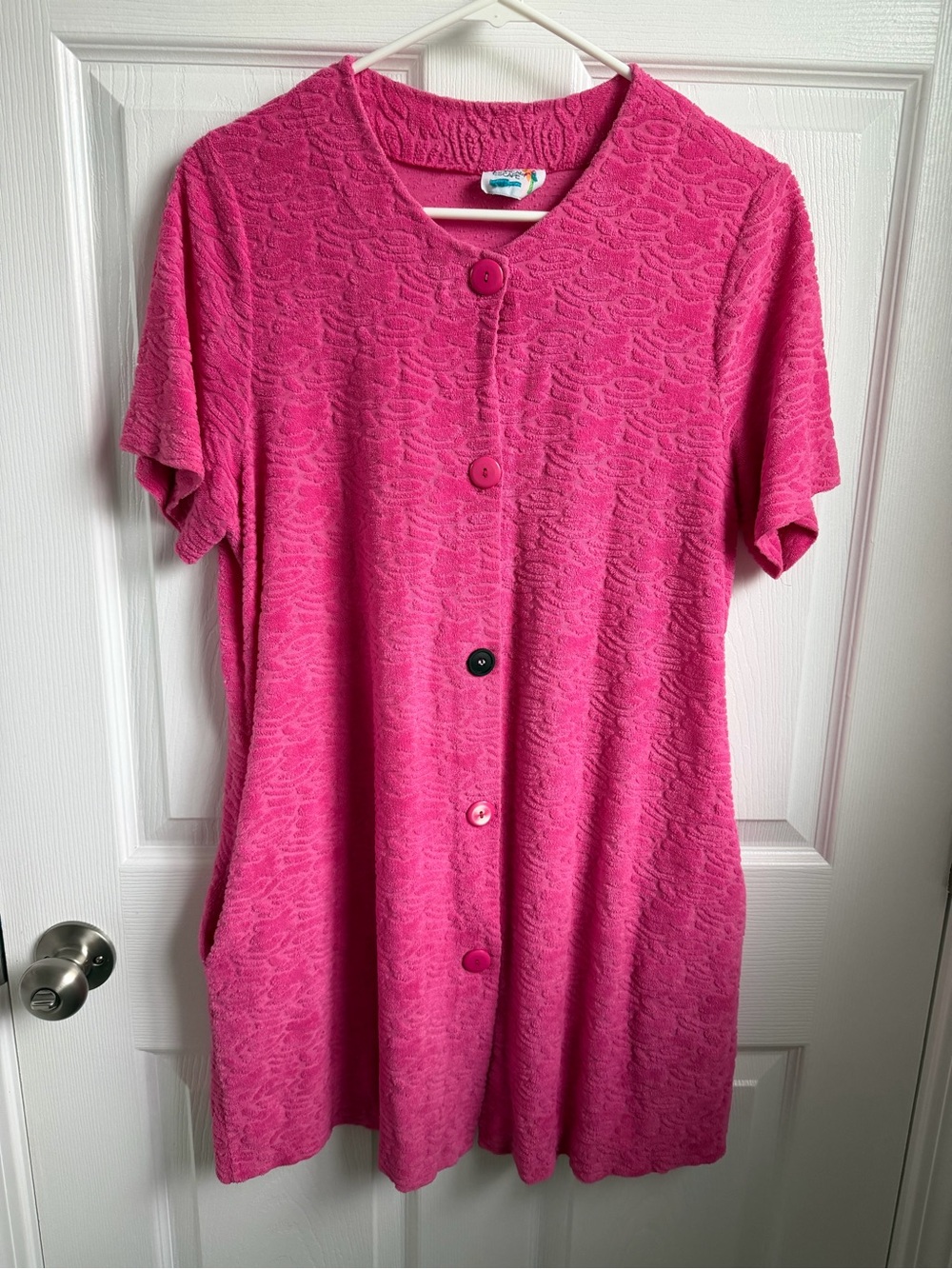 Women's Short-Sleeve Textured Button-Front House Coat in Hot Pink